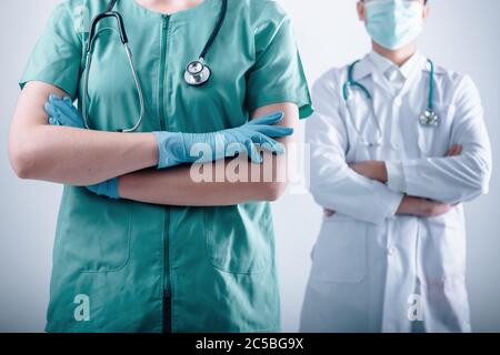 Medico paziente Healthcare e medico professione concetto, medico medico medico medico medico medico con stetoscopio in ospedale clinica Salute cura. Specifiche cardiologo Foto Stock