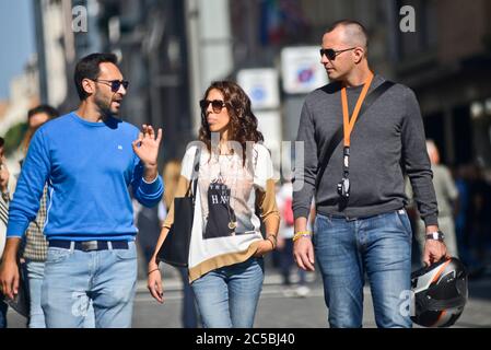 Amici italiani che camminano e parlano in Via Sparano da Bari. Bari, Italia Foto Stock