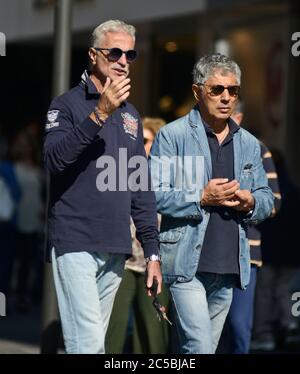 Uomini italiani in Via Sparano da Bari. Bari, Italia Foto Stock