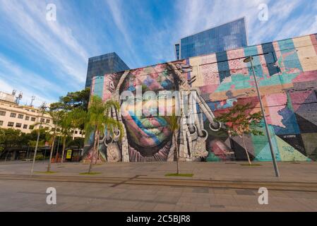 Rio de Janeiro, Brasile - 30 giugno 2020: Il Murale di Eduardo Kobra ha nominato i nativi dei 5 continenti. Arte sulla parete del Boulevard Olimpico. Foto Stock