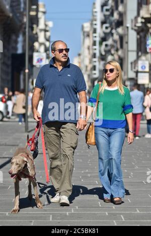 La coppia italiana camminando il proprio cane Weimaraner in Via Sparano da Bari. Bari, Italia Foto Stock