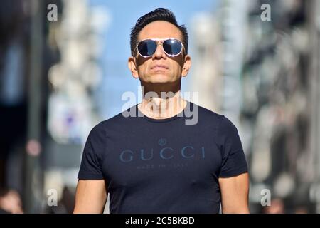 Uomo italiano che indossa una t-shirt Gucci in Via Sparano da Bari. Bari, Italia Foto Stock