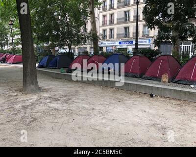 Parigi, Francia. 01 Luglio 2020. Nel centro di Parigi si può vedere un campo tenda per giovani rifugiati non accompagnati. Con un campo tenda nel cuore di Parigi, le organizzazioni umanitarie vogliono richiamare l'attenzione sulla precaria situazione dei richiedenti asilo minorenni. Credit: Julia NAUE/dpa/Alamy Live News Foto Stock