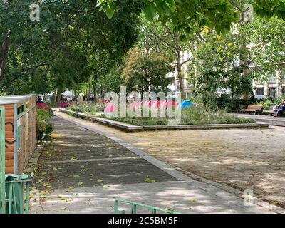 Parigi, Francia. 01 Luglio 2020. Nel centro di Parigi si può vedere un campo tenda per giovani rifugiati non accompagnati. Con un campo tenda nel cuore di Parigi, le organizzazioni umanitarie vogliono richiamare l'attenzione sulla precaria situazione dei richiedenti asilo minorenni. Credit: Julia NAUE/dpa/Alamy Live News Foto Stock