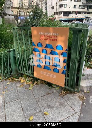 Parigi, Francia. 01 Luglio 2020. Un segno che dice 'questo non è un campo di vacanza ' può essere visto di fronte al campo tenda per i giovani rifugiati non accompagnati nel centro di Parigi. Con un campo tenda nel cuore di Parigi, le organizzazioni umanitarie vogliono richiamare l'attenzione sulla precaria situazione dei richiedenti asilo minorenni. Credit: Julia NAUE/dpa/Alamy Live News Foto Stock