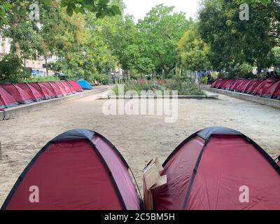 Parigi, Francia. 01 Luglio 2020. Nel centro di Parigi si può vedere un campo tenda per giovani rifugiati non accompagnati. Con un campo tenda nel cuore di Parigi, le organizzazioni umanitarie vogliono richiamare l'attenzione sulla precaria situazione dei richiedenti asilo minorenni. Credit: Julia NAUE/dpa/Alamy Live News Foto Stock