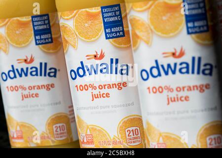 Bottiglie di prodotti di succo Odwalla allestite per una foto. Foto Stock