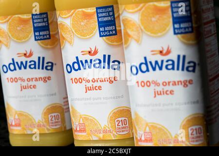Bottiglie di prodotti di succo Odwalla allestite per una foto. Foto Stock