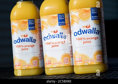 Bottiglie di prodotti di succo Odwalla allestite per una foto. Foto Stock