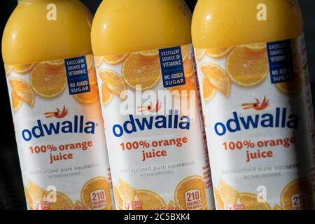 Bottiglie di prodotti di succo Odwalla allestite per una foto. Foto Stock