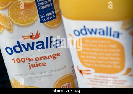 Bottiglie di prodotti di succo Odwalla allestite per una foto. Foto Stock