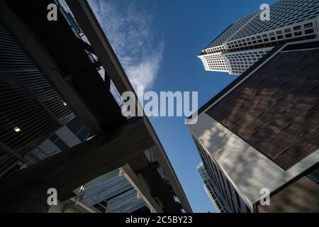 Ombre sugli edifici della città a basso angolo Foto Stock