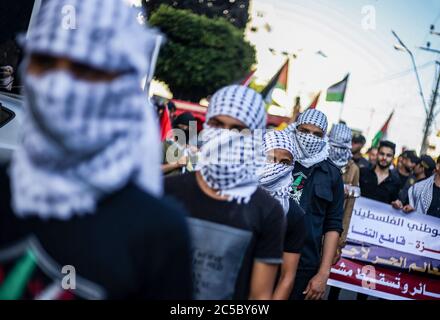 Gaza, Palestina. 01 Luglio 2020. I manifestanti si scendono per le strade durante la manifestazione. Migliaia di palestinesi hanno protestato contro il piano di Israele di annettere parti della Cisgiordania occupata, mentre il Premier Benjamin Netanyahu ha tenuto un annuncio sul controverso progetto e l'opposizione internazionale si è irrigidita. Credit: SOPA Images Limited/Alamy Live News Foto Stock