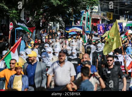 Gaza, Palestina. 01 Luglio 2020. I manifestanti si scendono per le strade durante la manifestazione. Migliaia di palestinesi hanno protestato contro il piano di Israele di annettere parti della Cisgiordania occupata, mentre il Premier Benjamin Netanyahu ha tenuto un annuncio sul controverso progetto e l'opposizione internazionale si è irrigidita. Credit: SOPA Images Limited/Alamy Live News Foto Stock