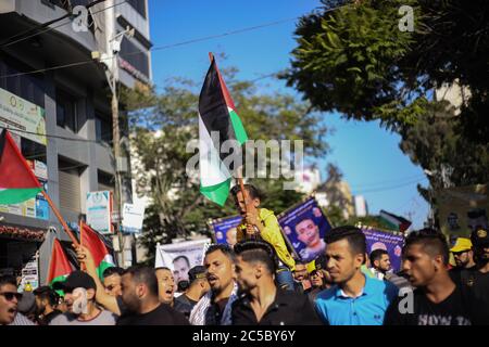 Gaza, Palestina. 01 Luglio 2020. I manifestanti detengono bandiere palestinesi durante la manifestazione. Migliaia di palestinesi hanno protestato contro il piano di Israele di annettere parti della Cisgiordania occupata, mentre il Premier Benjamin Netanyahu ha tenuto un annuncio sul controverso progetto e l'opposizione internazionale si è irrigidita. Credit: SOPA Images Limited/Alamy Live News Foto Stock