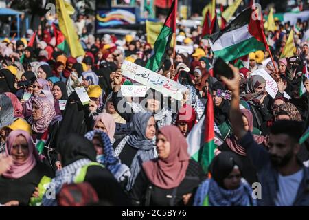 Gaza, Palestina. 01 Luglio 2020. I dimostranti tengono cartelli e bandiere durante la dimostrazione. Migliaia di palestinesi hanno protestato contro il piano di Israele di annettere parti della Cisgiordania occupata, mentre il Premier Benjamin Netanyahu ha tenuto un annuncio sul controverso progetto e l'opposizione internazionale si è irrigidita. Credit: SOPA Images Limited/Alamy Live News Foto Stock