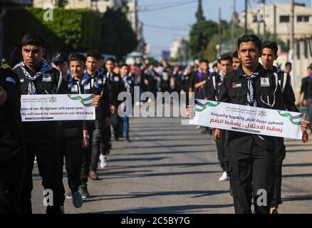 Gaza, Palestina. 01 Luglio 2020. I manifestanti marciano mentre tengono i cartelli durante la dimostrazione. Migliaia di palestinesi hanno protestato contro il piano di Israele di annettere parti della Cisgiordania occupata, mentre il Premier Benjamin Netanyahu ha tenuto un annuncio sul controverso progetto e l'opposizione internazionale si è irrigidita. Credit: SOPA Images Limited/Alamy Live News Foto Stock