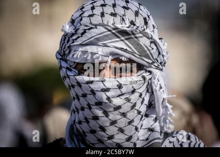 Gaza, Palestina. 01 Luglio 2020. Un protester si guarda durante la dimostrazione. Migliaia di palestinesi hanno protestato contro il piano di Israele di annettere parti della Cisgiordania occupata, mentre il Premier Benjamin Netanyahu ha tenuto un annuncio sul controverso progetto e l'opposizione internazionale si è irrigidita. Credit: SOPA Images Limited/Alamy Live News Foto Stock