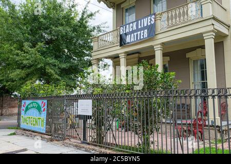 New Orleans, Louisiana/USA - 27/06/2020: Casa su Esplanade Avenue con Black Lives Matter e Happy Juneteicth segni Foto Stock