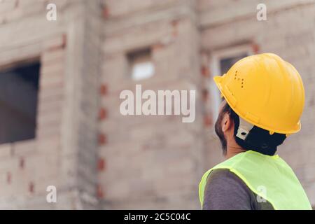 Architetto giovane in un cantiere edile Foto Stock