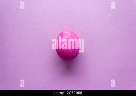 Buon giorno di Pasqua con uovo rosa su sfondo rosa Foto Stock