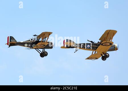 Bristol F.2 Fighter (replica) due posti di caccia biplano britannico e velivolo da ricognizione della prima guerra mondiale che vola in formazione con una coscia SE5A Foto Stock