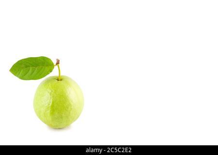 psidium guajava e foglia di guava su sfondo bianco frutta agricoltura cibo isolato Foto Stock