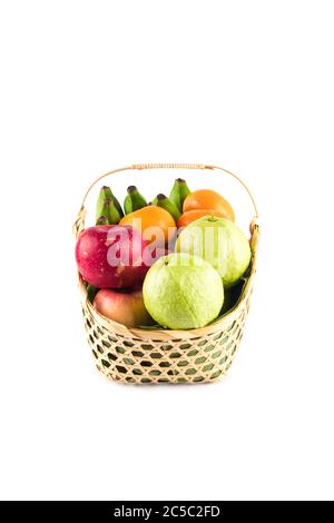 arancio di madarina, frutta guava, banana e mela rossa in cestino regalo su sfondo bianco frutta salute cibo isolato Foto Stock