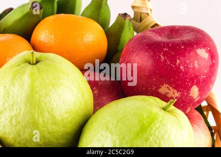 Assortimento di frutti esotici ( guava e arancia e mela rossa) su cibo frutta di fondo salute Foto Stock