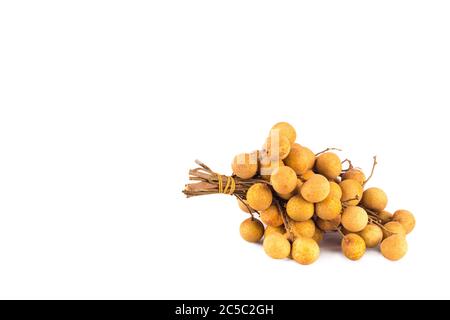 Dimocarpus longan frutti esotici longan (Dimocarpus longan) su sfondo bianco frutta agricoltura cibo isolato Foto Stock