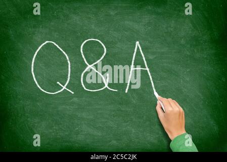 D e A - Domande e risposte concetto blackboard. Concetto di lavagna con domande e risposte, supporto e aiuto con scrittura a mano. Foto Stock