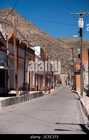 Vista della vecchia Clifton, Arizona, lungo la storica Chase Creek Street, sede dell'originale città mineraria del rame Foto Stock