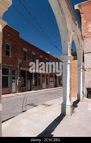 Vista della vecchia Clifton, Arizona, lungo la storica Chase Creek Street, sede dell'originale città mineraria del rame Foto Stock