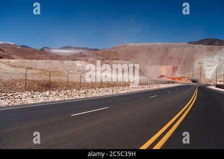 Arizona autostrada 191 passando attraverso la massiccia miniera di rame Morenci a cielo aperto Foto Stock