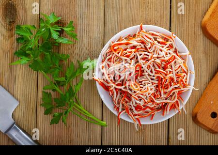 Tipico per la Spagna, tapa Rallado de Mar di pesce fatto di surimi grattugiati decorati con prezzemolo fresco Foto Stock