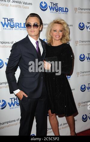 Manhattan, Stati Uniti d'America. 05 maggio 2016. NEW YORK, NY - MAGGIO 05: Pamela Anderson e suo figlio Brandon Thomas Lee partecipano al 4° gala annuale Champions of Jewish Values International Awards al Marriott Marquis Broadway Ballroom il 5 maggio 2016 a New York City. Persone: Pamela Anderson, Brandon Thomas Lee Credit: Storms Media Group/Alamy Live News Foto Stock