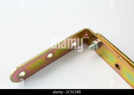 angolo in metallo su sfondo bianco Foto Stock