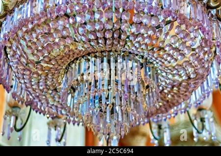 Un lampadario appeso al soffitto di Khilwat Mubarak/Durbar Hall/Nizam’s Abode al Palazzo Chowmahalla, Hyderabad, Telangana, India. Foto Stock