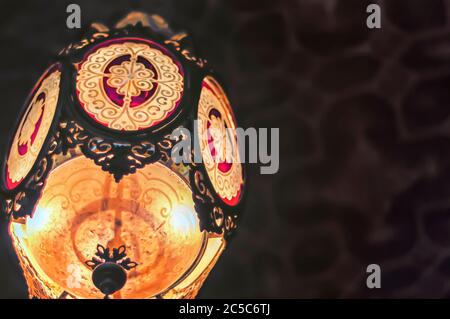 Un primo piano di un lampadario appeso al soffitto di Khilwat Mubarak/Durbar Hall/Abode di Nizam al Palazzo Chowmahalla, Hyderabad, Telangana, India. Foto Stock