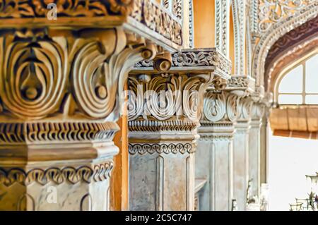 Un primo piano delle intricate incisioni sulle colonne di pietra all'interno dell'Abode di Nizam, presso il Palazzo Chowmahalla, Hyderabad, Telangana, India. Foto Stock