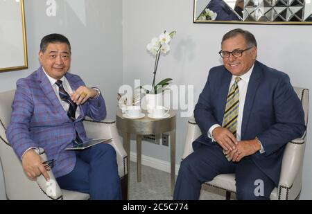 Los Angeles, California, Stati Uniti. 1 luglio 2020. Joey Zhou, ospite della TV, intervista Carlos Amezcua, news anchor e co-fondatore di Beond.TV, sulla situazione pandemica attuale del COVID-19 al Four Seasons Hotel Los Angeles a Beverly Hills, California. Joey Zhou è il fondatore delle arti di Beverly e delle notizie di Beverly. Credito: Sheri Determan Foto Stock