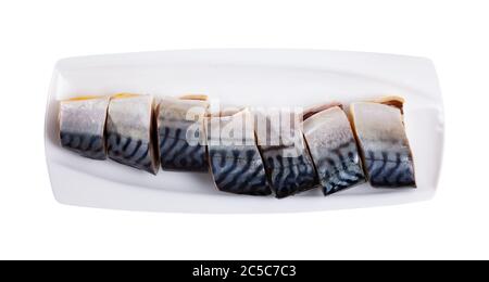 Pezzi di saporito scomber leggermente curato con prezzemolo fresco e baguette croccante sul piatto. Antipasto di pesce. Isolato su sfondo bianco Foto Stock