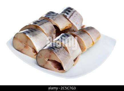 Filetto di sgombro marinato a fette, pesce sano. Isolato su sfondo bianco Foto Stock