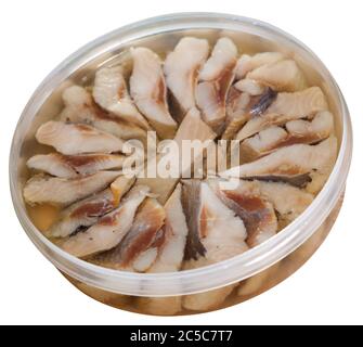 Filetto di aringa decapato in marinata di olio in contenitore di plastica. Isolato su sfondo bianco Foto Stock