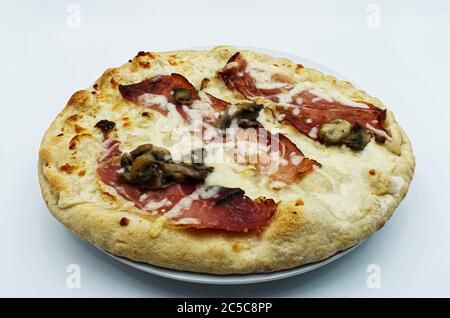 Pizza italiana con funghi e speck isolato su sfondo bianco. Foto Stock