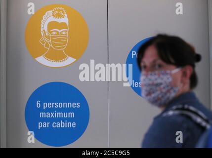 Parigi, Francia. 1 luglio 2020. I cartelli con la scritta "Please wear a face mask" (indossare una maschera facciale) e "six People maximum Inside the elevator" (massimo sei persone all'interno dell'ascensore) sono visibili al Pompidou Centre il giorno della riapertura a Parigi, Francia, 1 luglio 2020. Dopo oltre tre mesi di chiusura a causa della pandemia del coronavirus, il Centro Pompidou ha riaperto al pubblico mercoledì. I visitatori devono prenotare un time slot e prenotare i biglietti sul sito web. Le maschere facciali sono obbligatorie per i visitatori di età superiore ai 11 anni. Durante la visita devono essere rispettate le misure igieniche e le norme di allontanamento sociale. Credit: Gao Jing/Xinhua/Alamy Live News Foto Stock