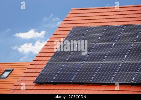 Casa singola con impianto solare o fotovoltaico Foto Stock