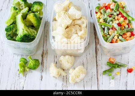 Cibo sano è congelato. Scorte di cibo per l'inverno. Contenitori con verdure surgelate. Foto Stock