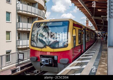 Moderno treno S-Bahn alla stazione Hackescher Markt. La S-Bahn di Berlino è un sistema ferroviario di transito rapido che si estende a Berlino e nei suoi dintorni, la capitale della Germania. Foto Stock