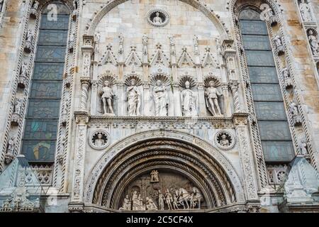 Vista della facciata della Cattedrale di Santa Maria Assunta, meglio conosciuta come Cattedrale di Como. La maggior parte delle sculture sulla facciata sono realizzate in stile gotico. Foto Stock